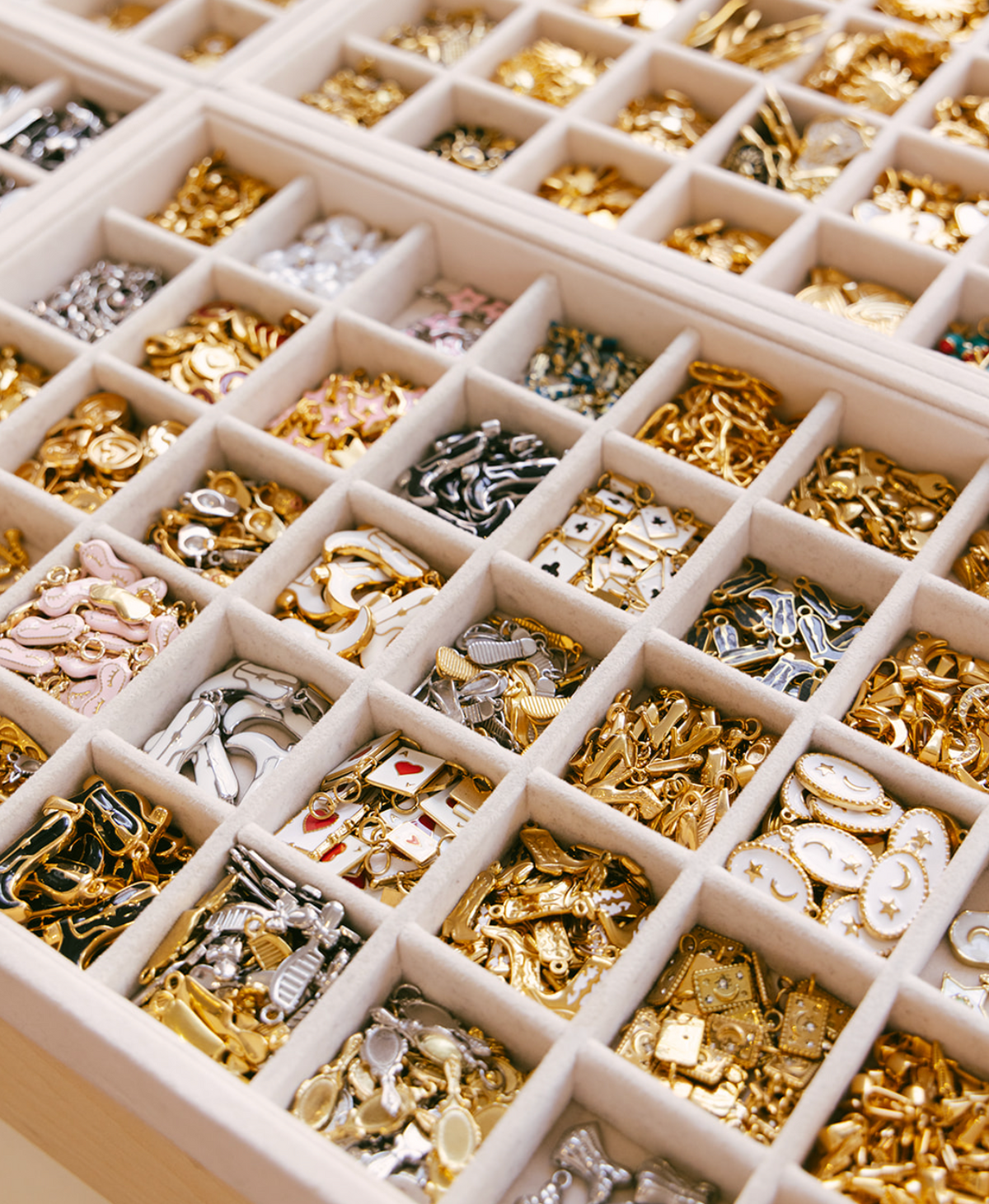 ICONIC CHARM BAR